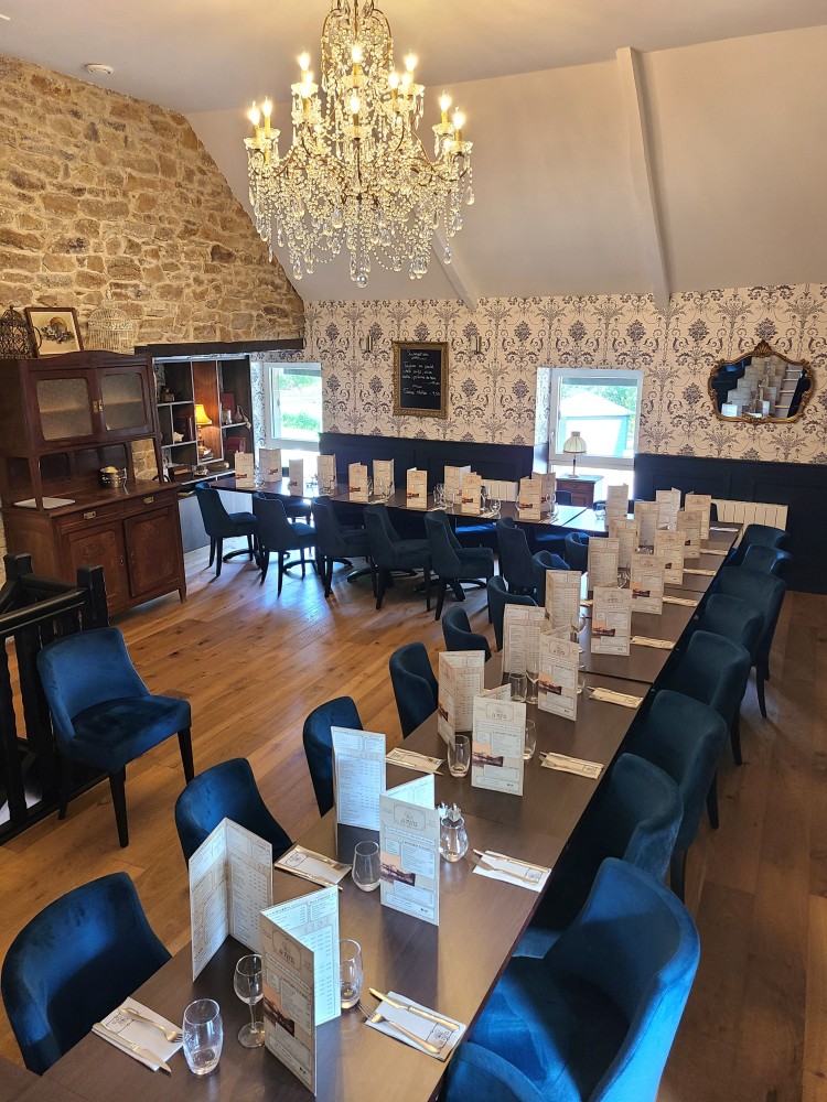 Pour vos repas de groupe, nous vous accueillons dans un espace élégamment décoré